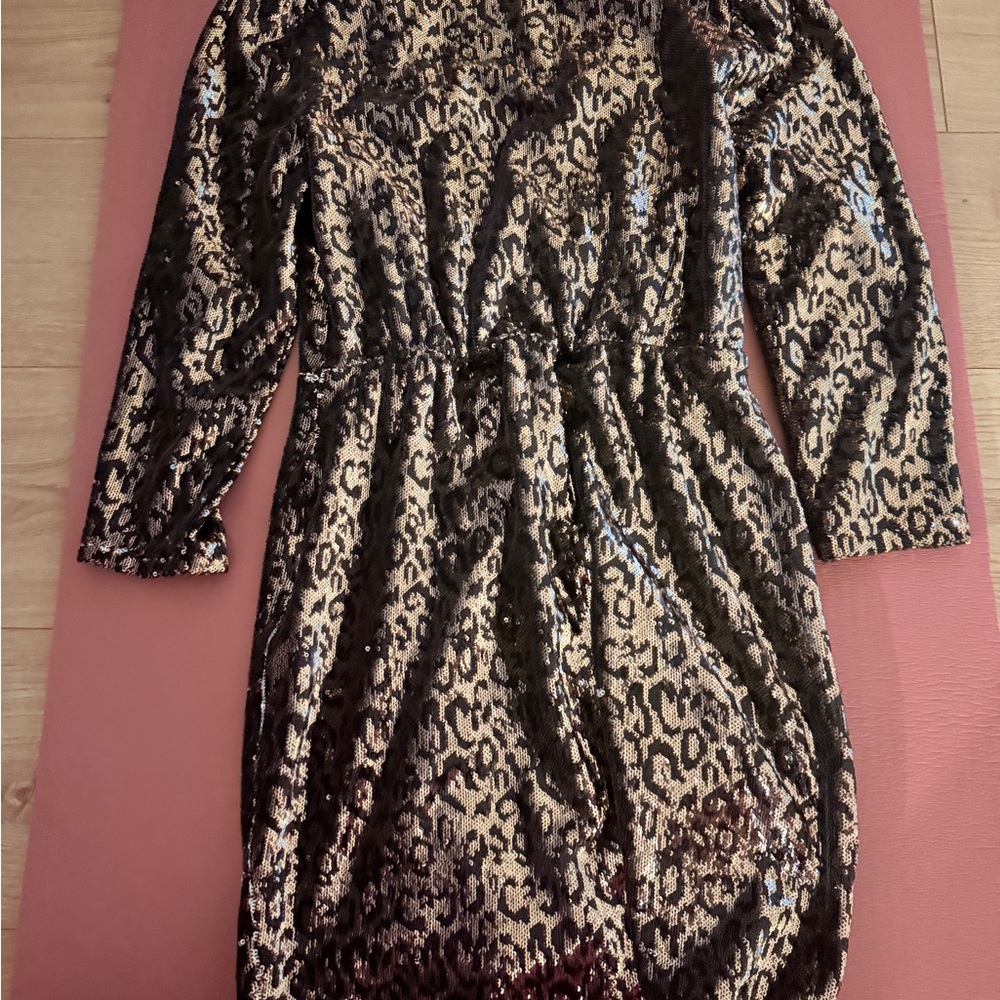 ASTR the label Selene size small leopard sequin mini wrap dress gold with sleeve - Picture 9 of 15